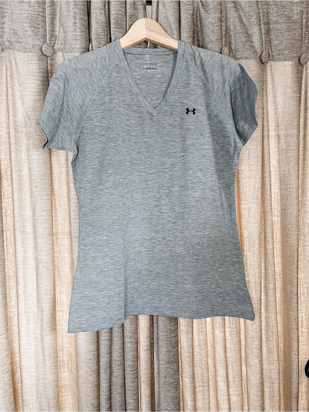 Under Armour Women’s Gray V-Neck Heat Gear Performance Tee Size Medium